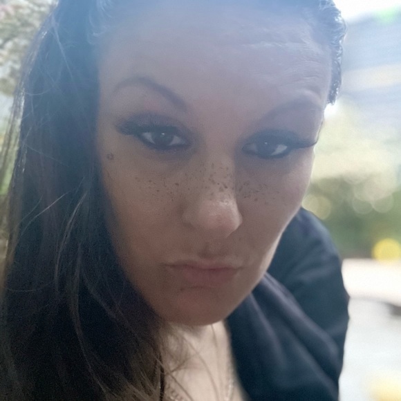 Meet your Posher, Sarah Murray from Vancouver, BC CANADA - Picture 10 of 10